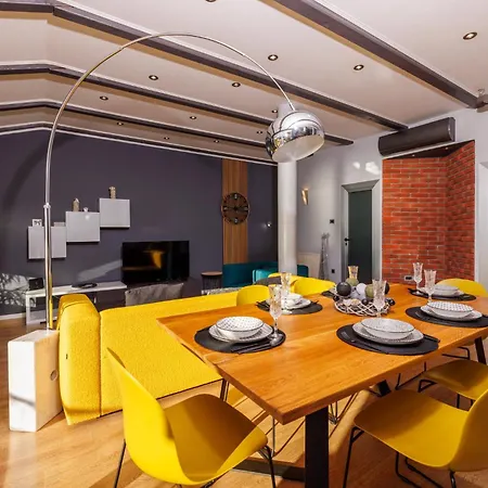 Red Paradise Apartment *