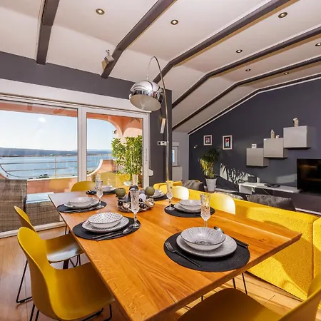 Red Paradise Apartment *