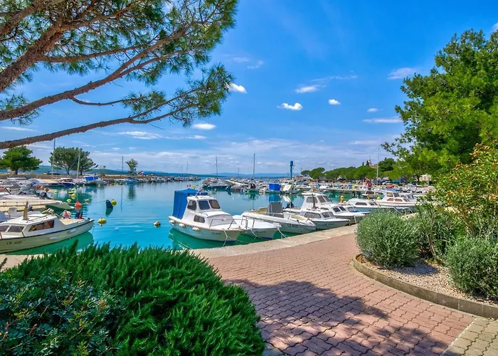 Red Paradise Apartment *