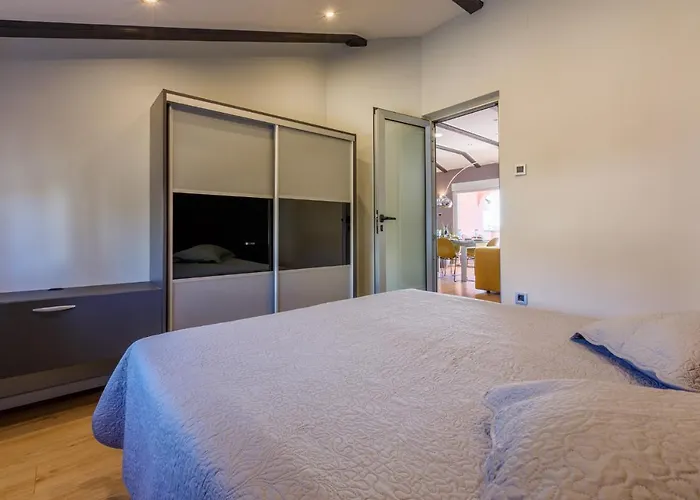 Red Paradise Apartment *