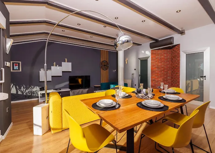 Red Paradise Apartment *