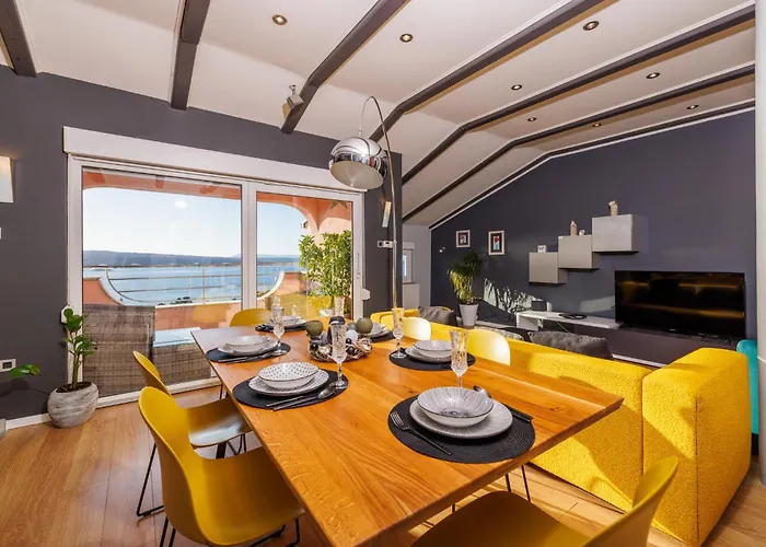 Red Paradise Apartment *