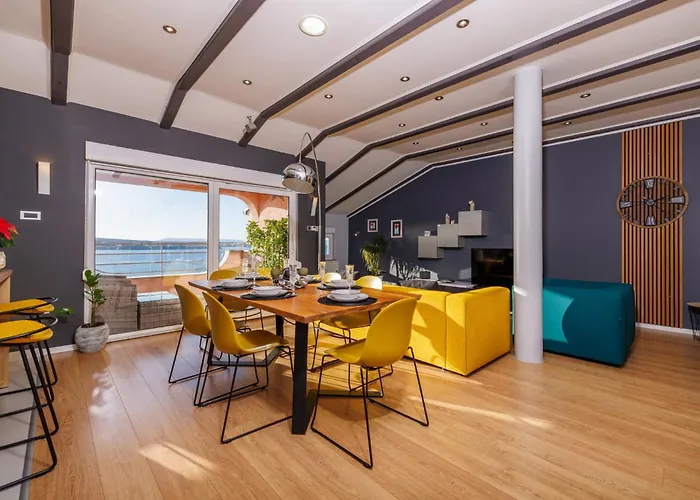 Red Paradise Apartment *